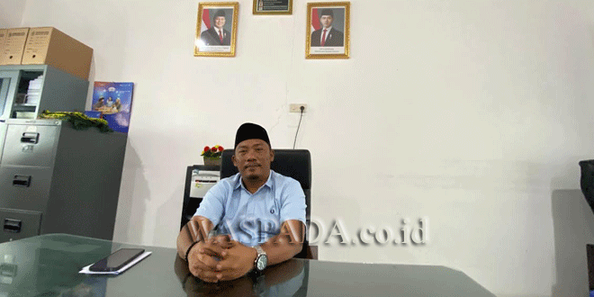 Personel Polresta Deliserdang mengatur antrean kendaraan di SPBU