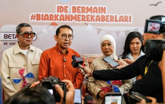 Anak-anak bermain permainan tradisional di festival Hari Anak Nasional