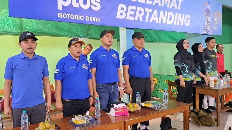 Peserta Kejurkab Bulutangkis Trenggalek bertanding di GOR Nurul Fikri