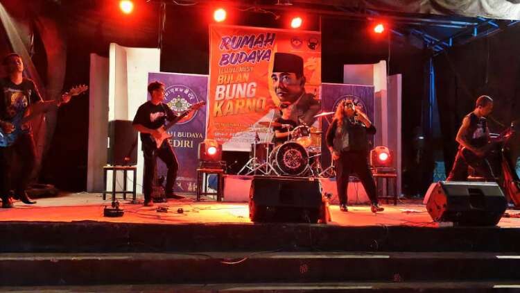 Penampilan band dan penonton di Festival Musik Bulan Bung Karno di Rumah Budaya Kediri