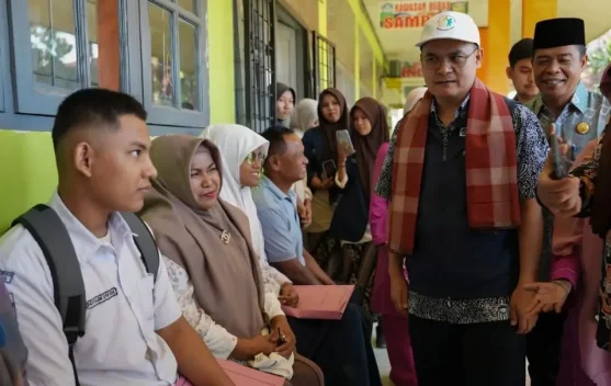 Ilustrasi pendaftaran SPMB dan informasi publik di sekolah Kota Padang