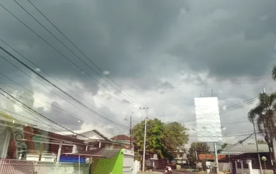 Peta prakiraan cuaca BMKG menunjukkan potensi hujan lebat dan petir di beberapa wilayah