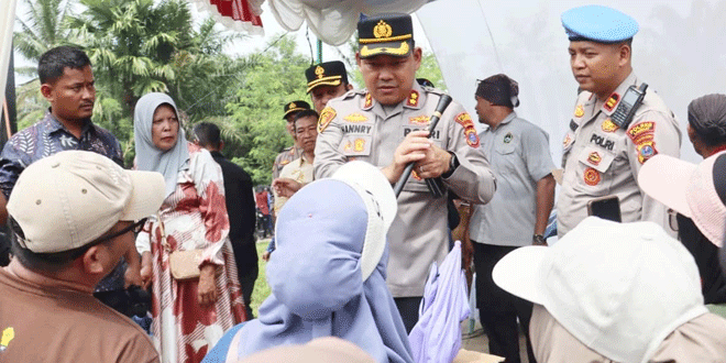 Personel Sat Polairud memberi edukasi kepada nelayan di Pantai Brandan Timur