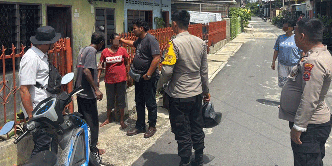 Petugas kepolisian meninjau lokasi ODGJ di Bukit Siguntang, Siantar Selatan