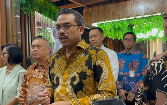 Ilustrasi pengemudi ojek online dengan skema pembagian komisi