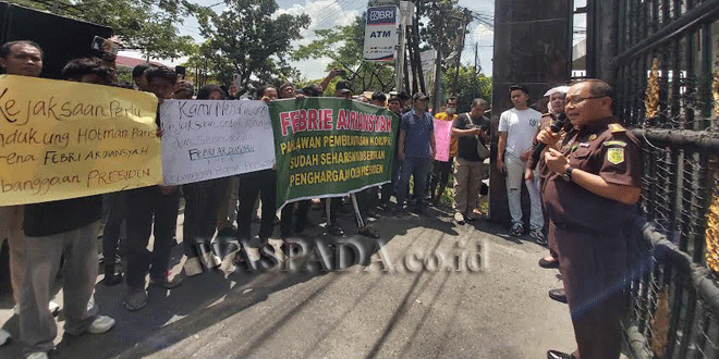 Massa berunjuk rasa di depan Kantor Kejaksaan Tinggi Sumatera Utara