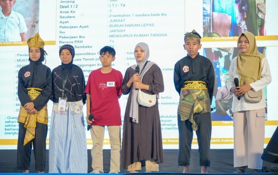 Menteri Sosial Saifullah Yusuf berdialog dengan siswa Sekolah Rakyat di Lombok Barat