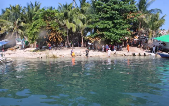 Evakuasi korban KM Nurul Salsa oleh tim SAR di perairan Kepulauan Selayar