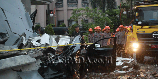 Tim gabungan melakukan pencarian dan evakuasi di lokasi ledakan di Medan Polonia
