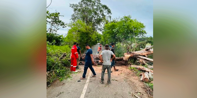 Atap rumah rusak diterpa angin kencang di Kecamatan Montasik Aceh Besar