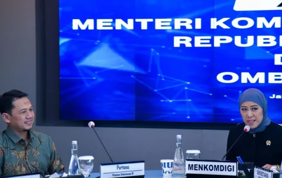 Menkomdigi menerima penghargaan ORI atas kualitas layanan publik digital