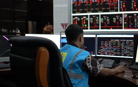Petugas PLN memantau ruang kendali untuk menjaga pasokan listrik Jawa Barat selama libur sekolah