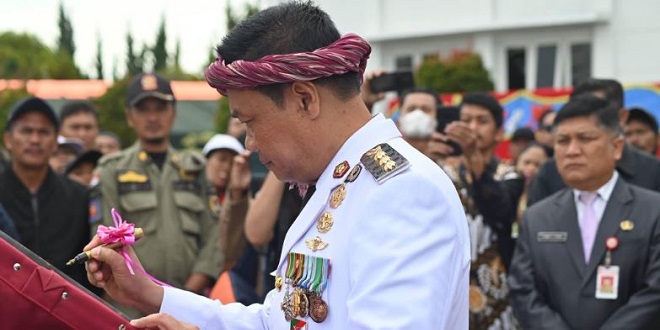 Penandatanganan prasasti berisi 96 nama tokoh pemrakarsa Humbahas di Doloksanggul