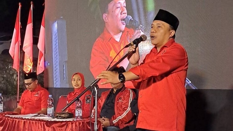 Peserta dan pengurus PDI Perjuangan Trenggalek saat peringatan 30 tahun Kudatuli di halaman kantor DPC