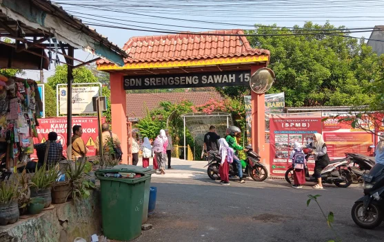 Mendikdasmen Abdul Mu'ti meninjau kegiatan MPLS di SDN Srengseng Sawah 15