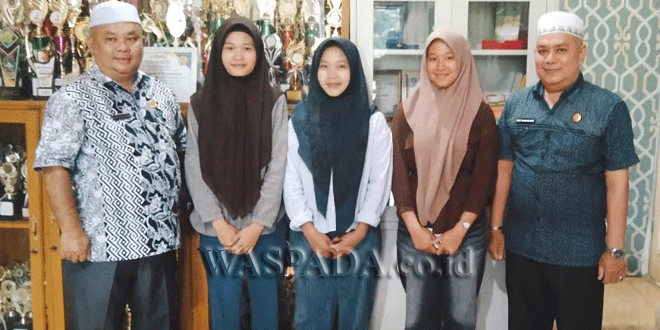 Tiga siswi SMKN 1 Barumun yang lolos beasiswa Politeknik Pariwisata