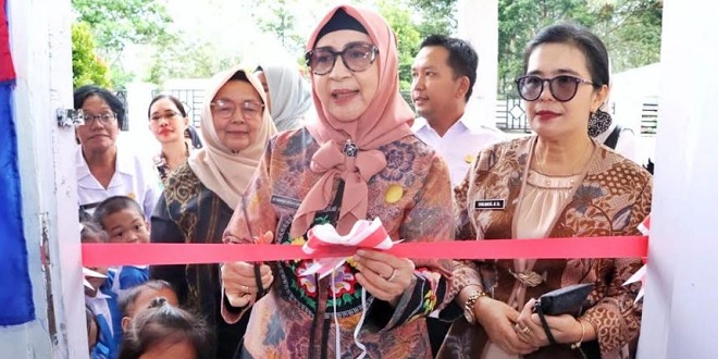 Bunda PAUD Simalungun bersama Ketua Pokja saat peresmian TK Negeri Pembina di Dolok Panribuan