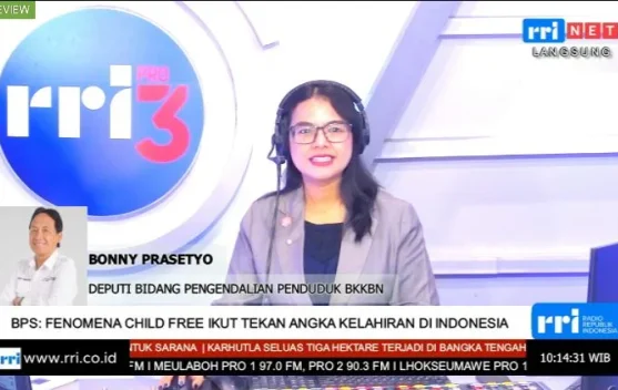 Pasangan muda berdiskusi merencanakan keluarga dan keuangan