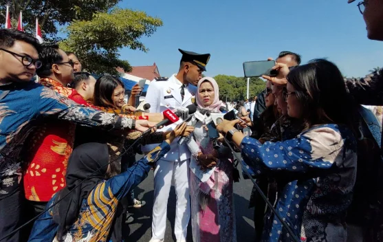 Faza Albana mencium kaki ibunya Chamisah saat pelantikan di Kampus IPDN Jatinangor