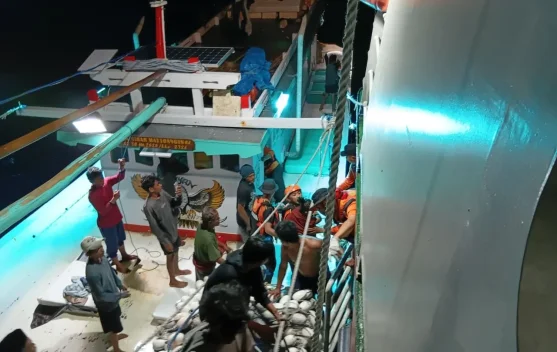Evakuasi dan pencarian korban KM Nurul Salsa oleh tim SAR di perairan Kepulauan Selayar