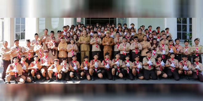 Kontingen Pramuka Pematangsiantar menerima pelepasan di halaman Balai Kota sebelum berangkat ke Sibolangit