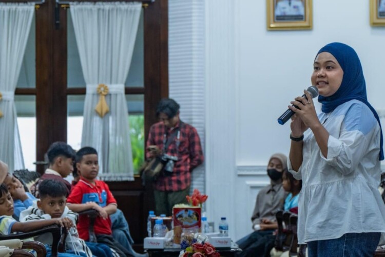 Penyambutan pemulangan pekerja migran di Pendopo Gresik oleh Nila Yani