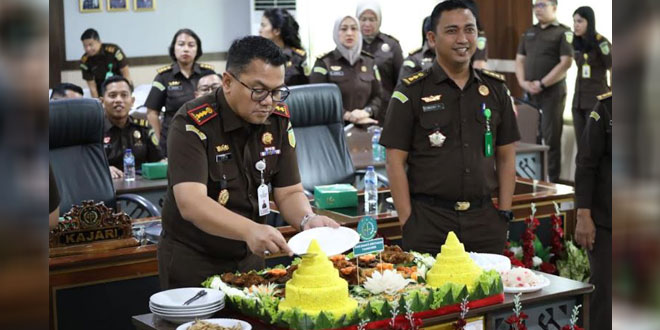 Upacara peringatan Hari Bhakti Adhyaksa ke-66 di Kejari Deliserdang dengan pemotongan tumpeng