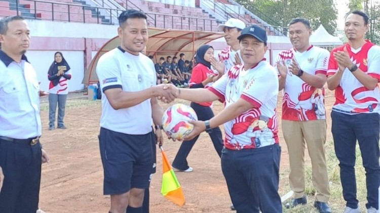 Turnamen Sepak Bola Piala Kemerdekaan di Stadion Menak Sopal Trenggalek
