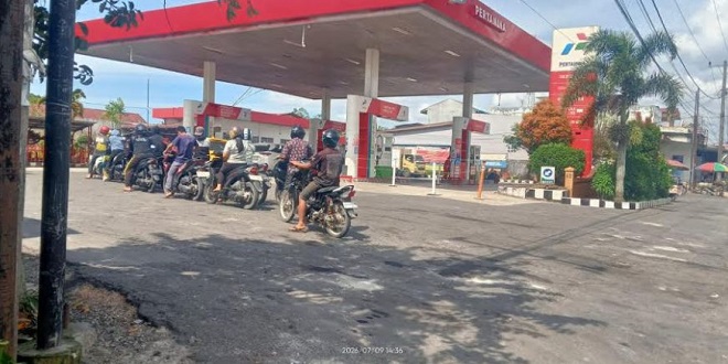 Antrian kendaraan di SPBU Sidikalang, Dairi mengisi BBM