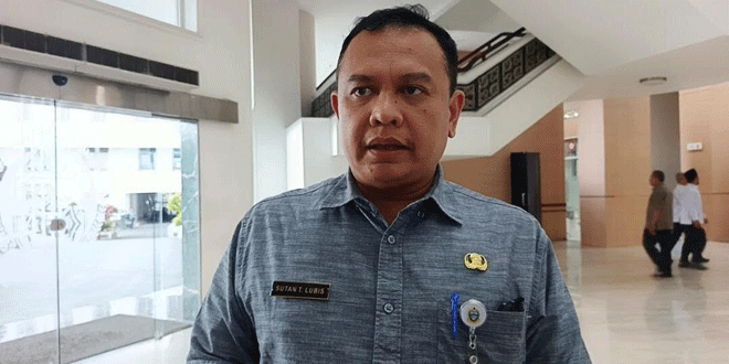 Petugas Bapenda Sumut melakukan sosialisasi Sadar Pajak secara door to door di permukiman warga