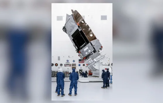 Teleskop Nancy Grace Roman dalam posisi tegak di fasilitas perakitan Kennedy Space Center