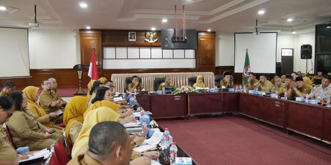 Wali Kota Tanjungbalai memimpin rapat koordinasi pemerintah di Aula Sutrisno Hadi