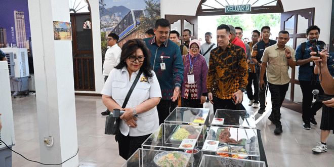 Suasana Pekan Raya Sumatera Utara ke-50 dengan paviliun dan pengunjung