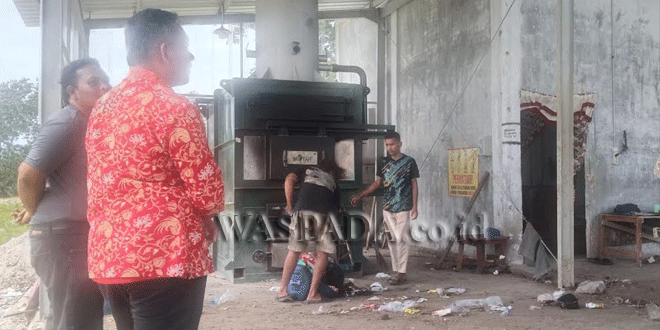 Mesin pengolahan sampah TPST Nagargar dan petugas memilah sampah di Padanglawas