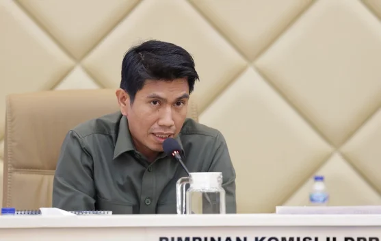 Wakil Ketua Komisi II DPR Bahtra Banong menyampaikan penjelasan soal revisi UU Pemilu dan putusan MK