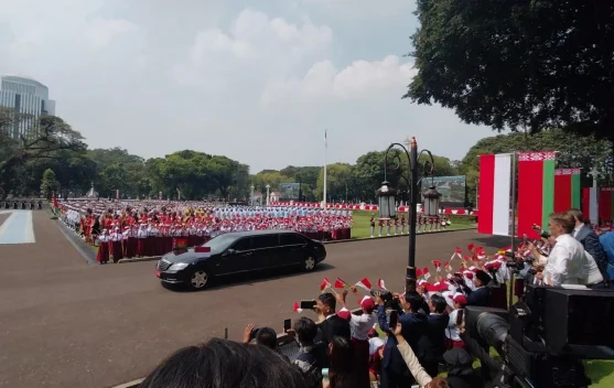 Presiden Lukashenko disambut siswa SD di halaman Istana Merdeka Jakarta