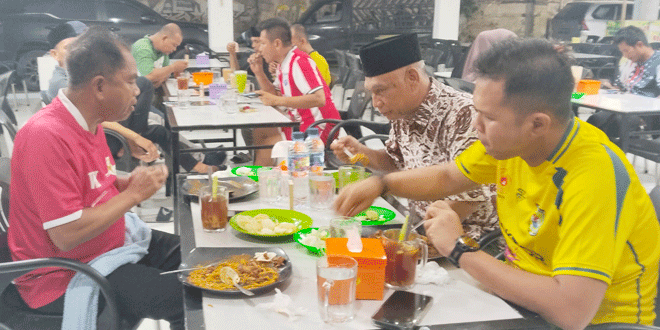 Pengunjung menikmati mi Aceh di foodcourt Saujana Rasa, Sei Rampah