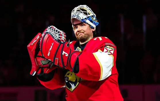 Sergei Bobrovsky mengenakan seragam Toronto Maple Leafs