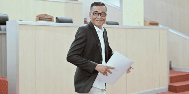 Warga menonton layar besar nonton bareng Piala Dunia di halaman balai kota Banda Aceh