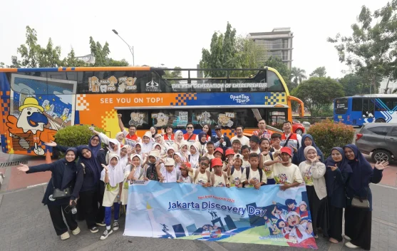 Anak-anak menaiki bus Transjakarta saat Jakarta Discovery Day yang diselenggarakan Pertagas