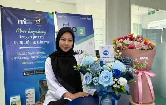 Berbagai jenis buket bunga termasuk mawar, uang, cokelat, dan boneka sebagai hadiah