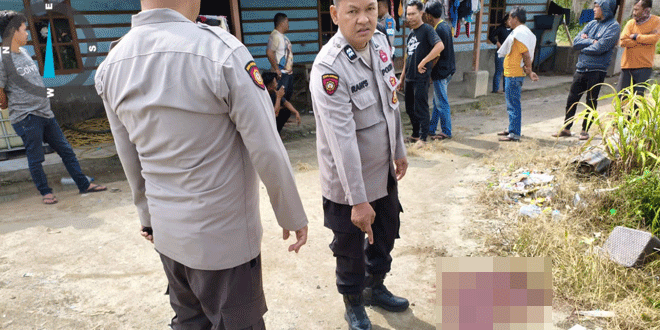 Darah di halaman rumah kontrakan saat polisi melakukan cek TKP
