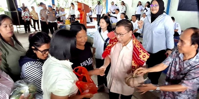 Warga STM Hulu mengarak labu sebagai simbol syukur saat menyambut dr. Sofyan Tan
