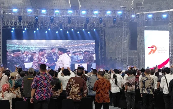 Presiden Prabowo menghadiri Peringatan Hari Koperasi ke-79 di GBK dikelilingi pengurus koperasi