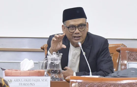 Ilustrasi anak SD di daerah 3T menuju sekolah dengan pemandangan pedesaan