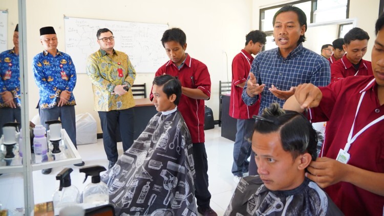 Bupati Kediri meninjau pelatihan kerja berbasis kompetensi di BLK Bogo