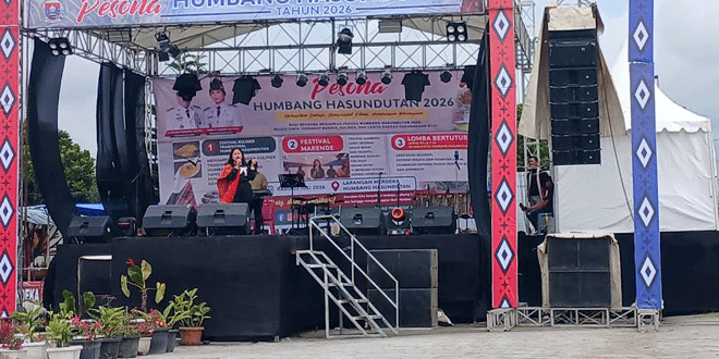 Panggung dan pengunjung Pesona Humbahas di Lapangan Merdeka Doloksanggul