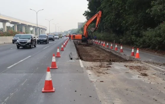 Tim Jasa Marga melakukan pemeliharaan perkerasan dan marka di tol Cipularang dan Padaleunyi