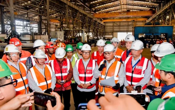 Konstruksi pemotongan baja topside FPSO Bahtera Haluan Lestari di Tanjung Balai Karimun