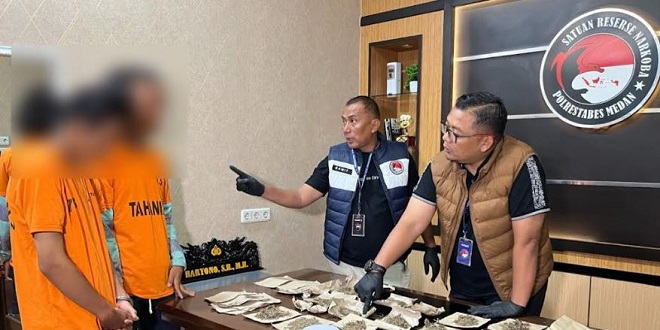 Polisi mengamankan barang bukti ganja dan tersangka di Medan